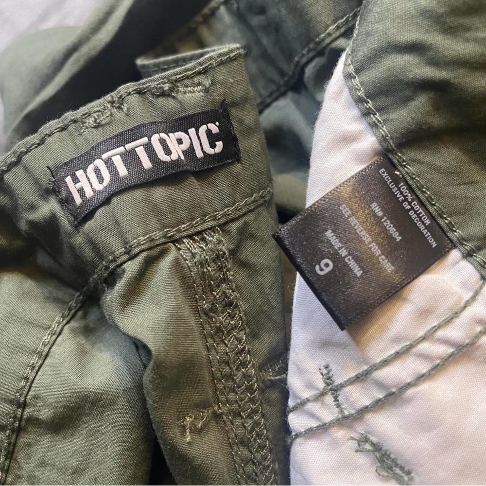 Hot Topic Y2K inspired Army Green Cargos w/ Skull Rose Cross Graphic Sz 9 - Picture 2 of 7